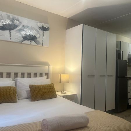 Smart And Cozy Studio With Netflix And Showmax Pretoria-Noord Exterior foto